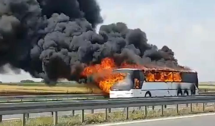 PLANUO AUTOBUS  NA PUTU KA ORAŠCU U GROCKOJ: Zapalio se deo kod motora, putnici izašli na vreme